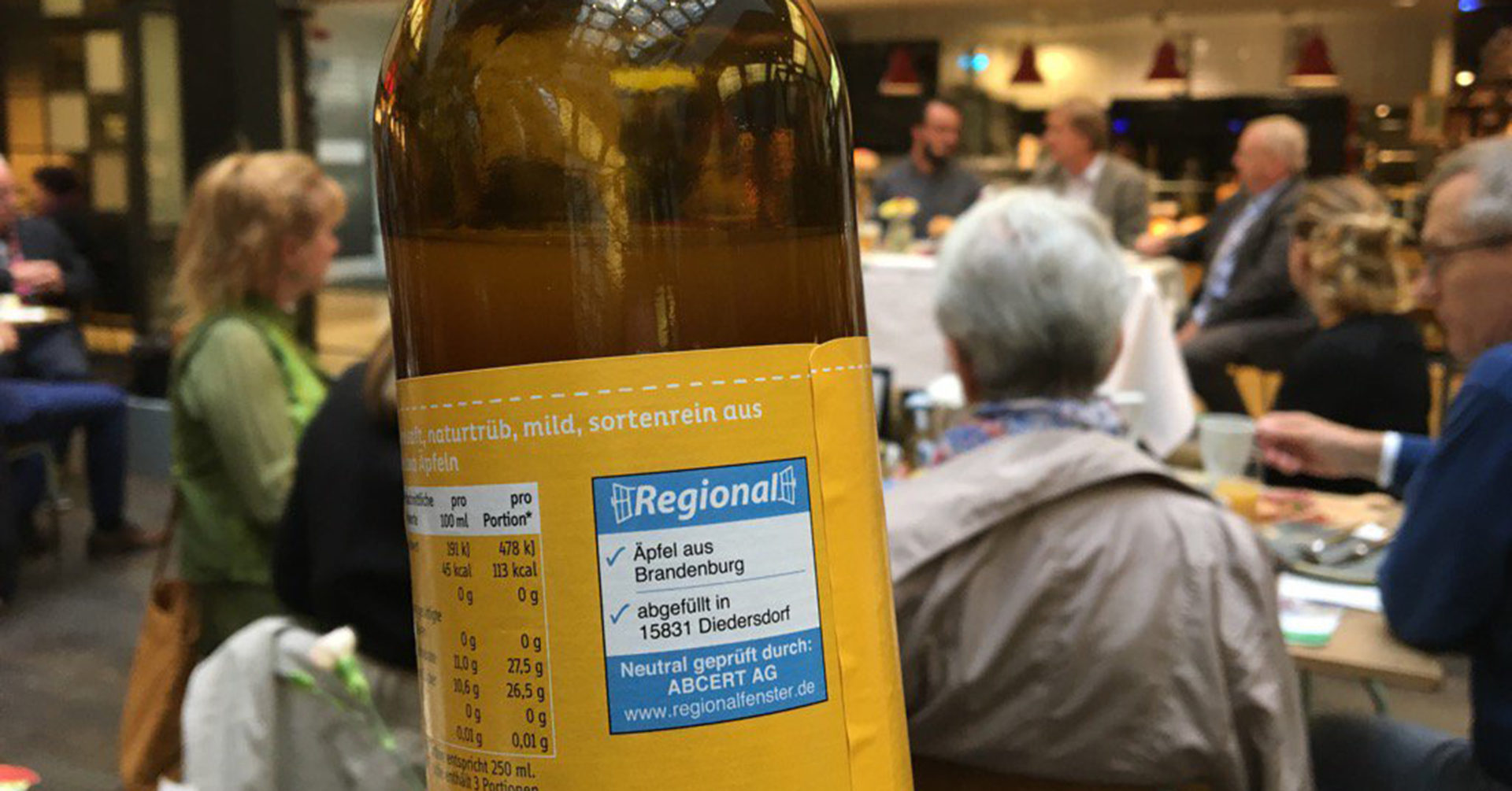 Saftflasche mit Apfelsaft aus der Region Brandburg und dem Regionalfenster-Logo drauf