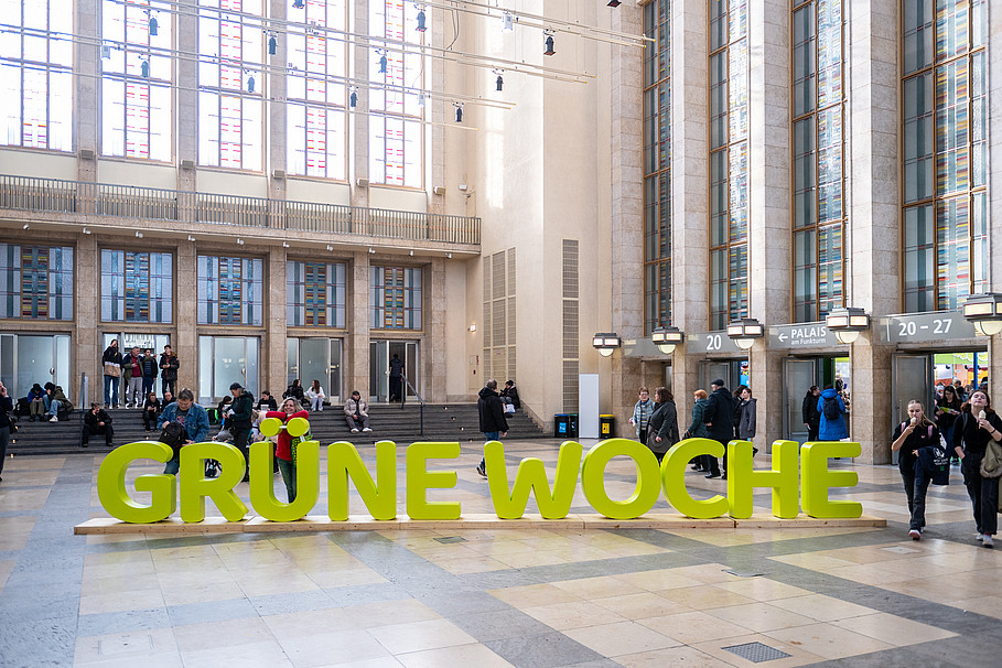 Grüne-Woche-Schriftzug am Eingang Nord der Messe Berlin